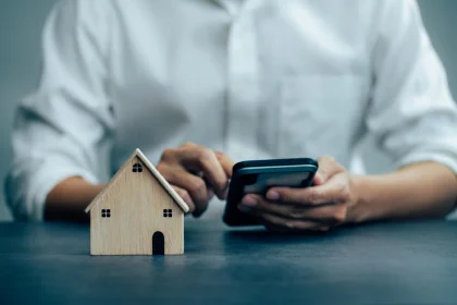 Real estate property marketing using a smartphone